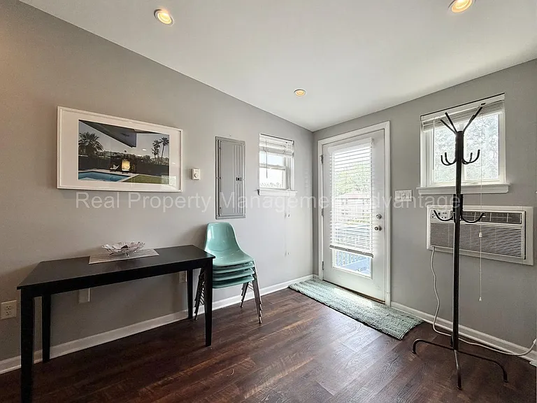 340 E. Cambourne. — Photo 4