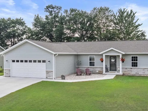 830 WOODLAND CIRCLE, Waupaca, WI 54981