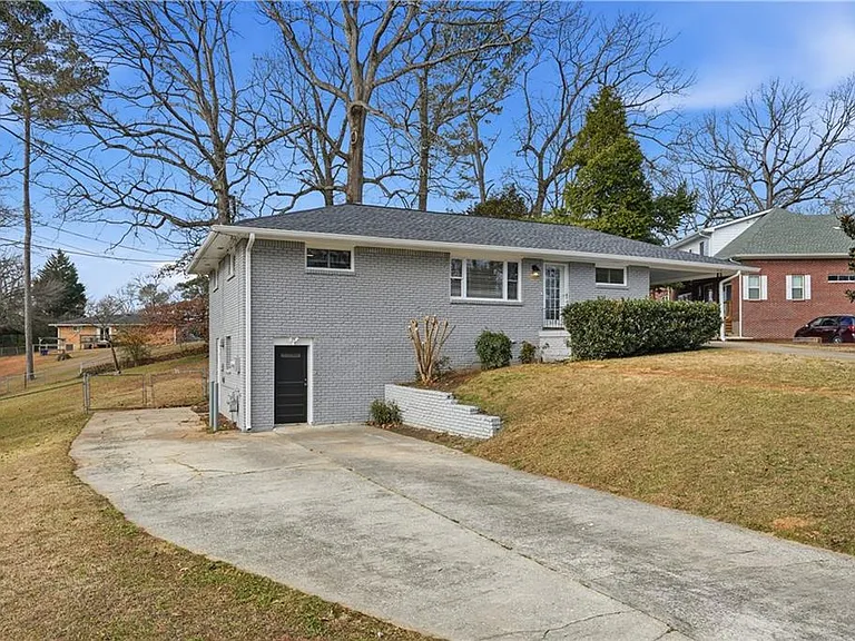 2467 Elmwood Cir SE — Photo 3