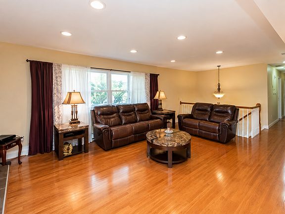 2nd image of 10 Roe Cir