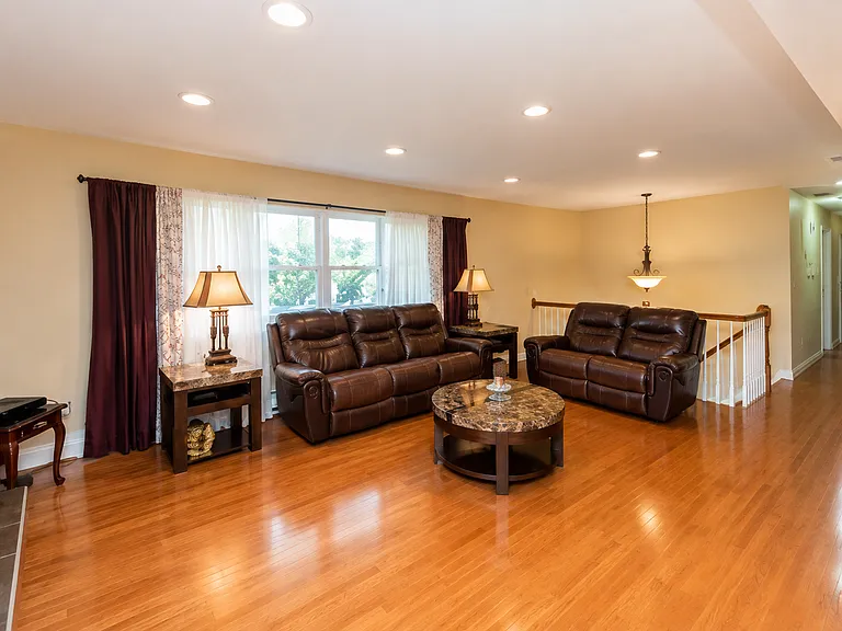 10 Roe Cir — Photo 2