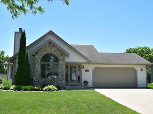 679 Fox Run Dr, Saukville, WI 53080