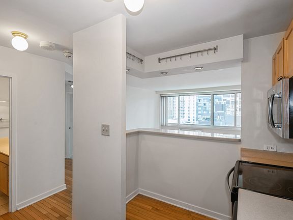 4th image of 211 E Ohio St APT 2423