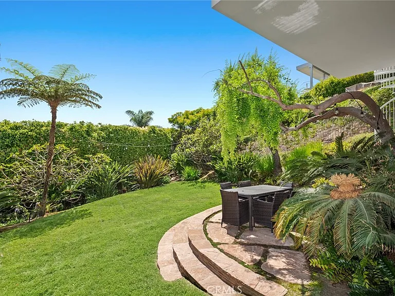 1061 Skyline Dr — Photo 29