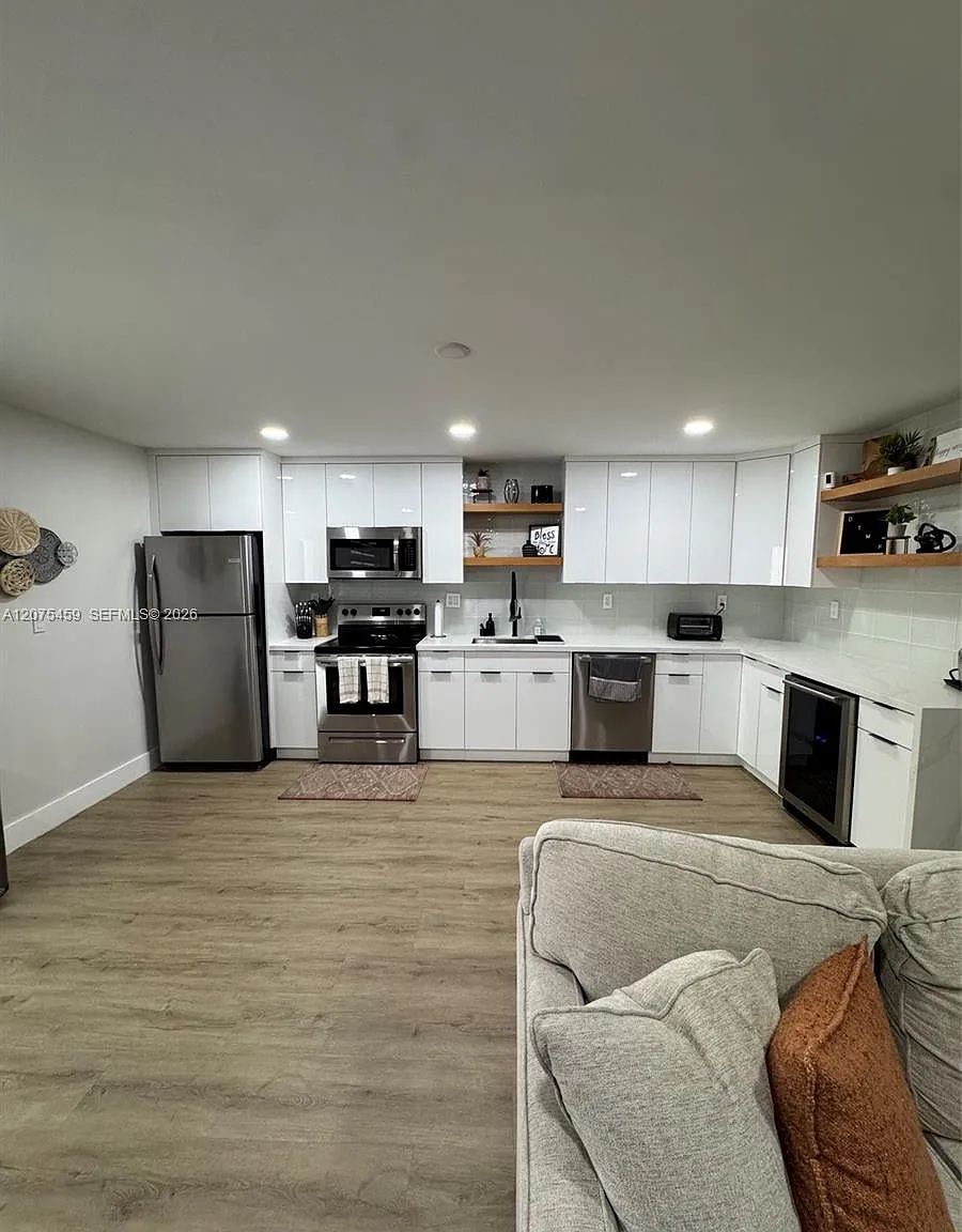 Bay Place Condo — Photo 2