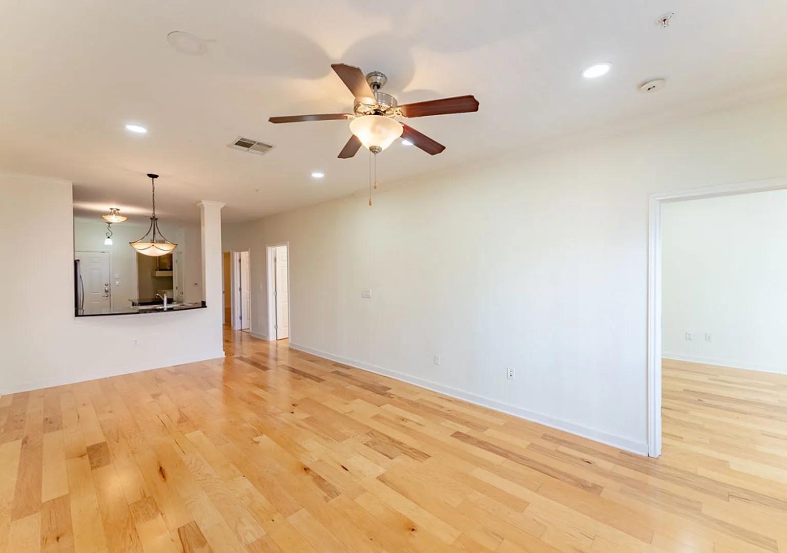 Spacious High-End 3b/2ba Condo with Stunning Balcony Views & Rooftop Pool! Blocks from UT! — Photo 2