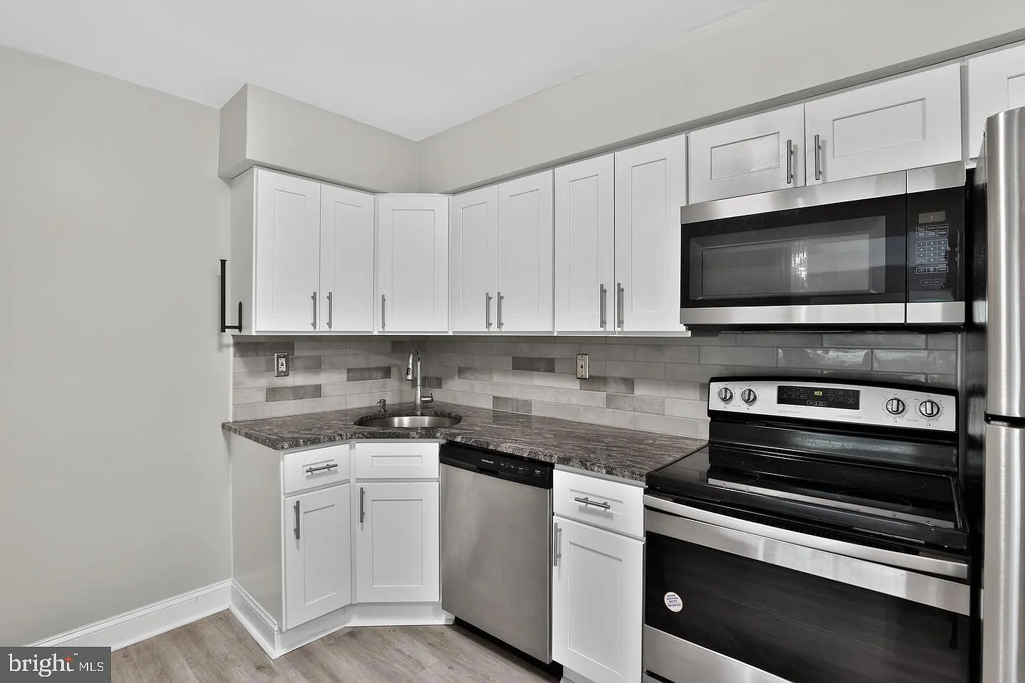 2 bed, 1.0 bath, 852 sqft, $2,200 — Photo 1