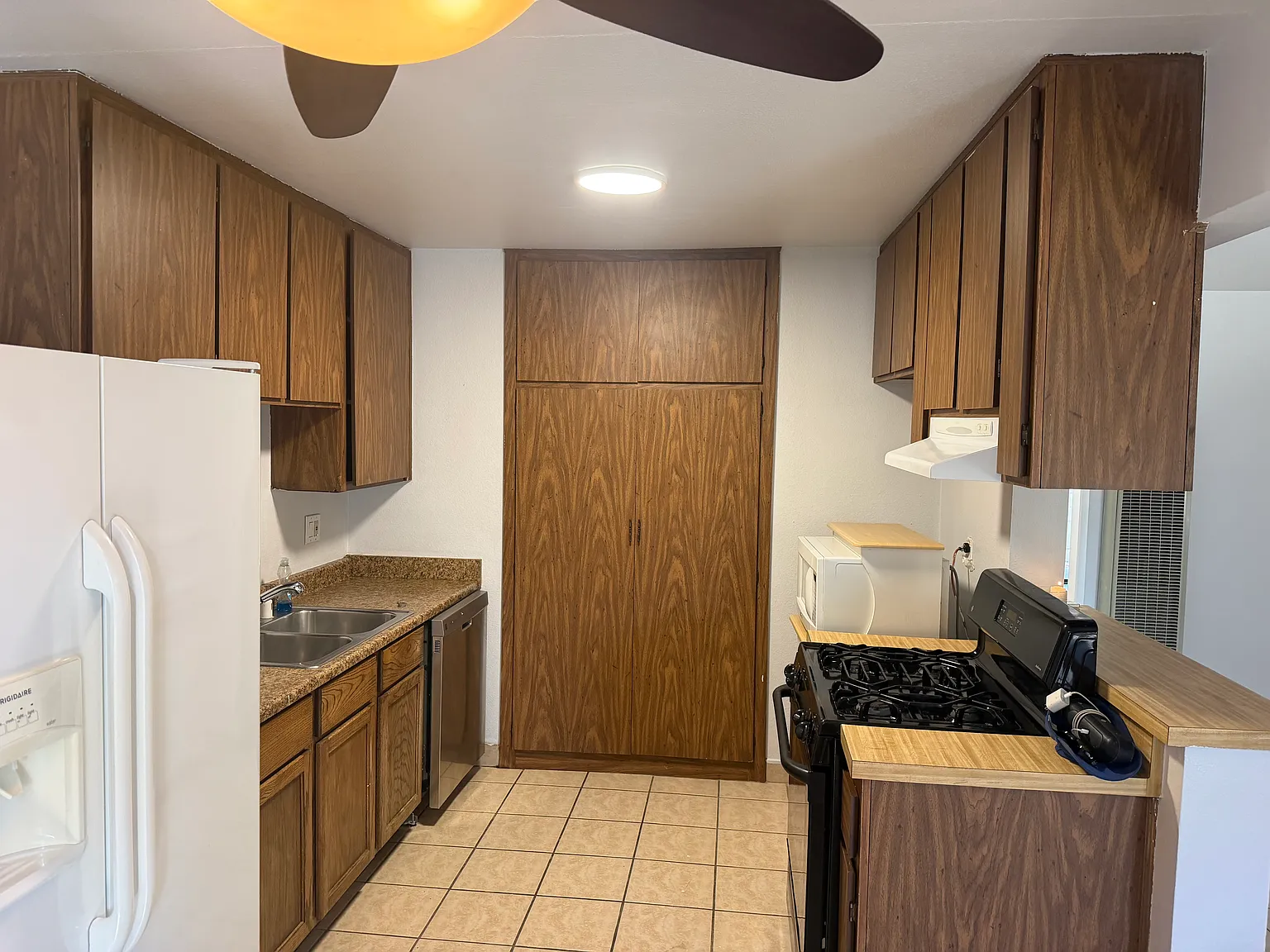 2 bed, 1000 sqft, $2,775 — Photo 2