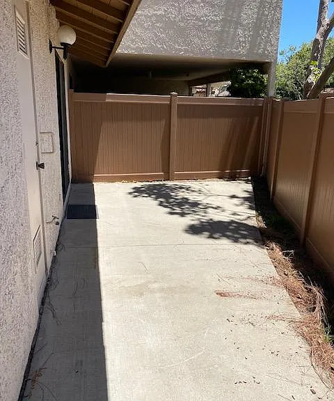 637 Sydney Ln — Photo 43