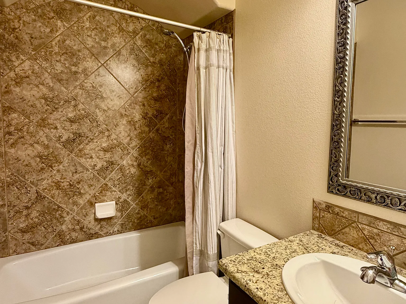 3 bed, 1928 sqft, $1,950 — Photo 3