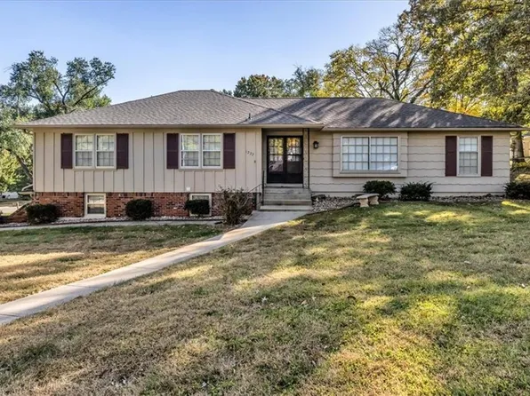 1227 NE 52nd Pl, Kansas City, MO 64118