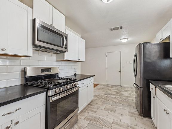 5th image of 413 W Burlwood Lane