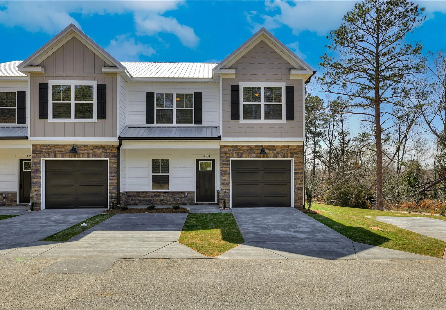 4 bed, 2.5 bath, 1700 sqft, $2,000 — Photo 1