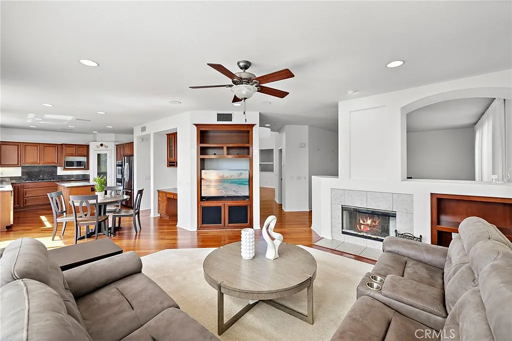 4 bed, 4.5 bath, 3400 sqft, $6,500 — Photo 2