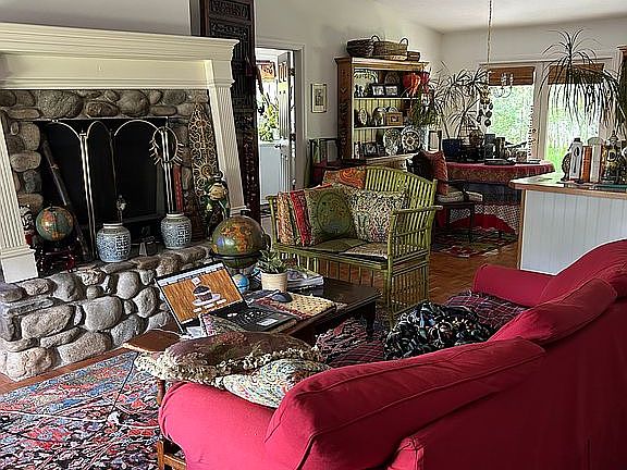 4th image of 751 Wintergreen Dr