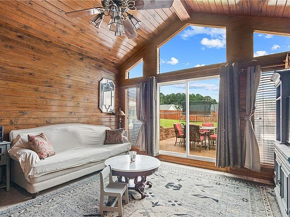 4th image of 15551 Oakwood Dr