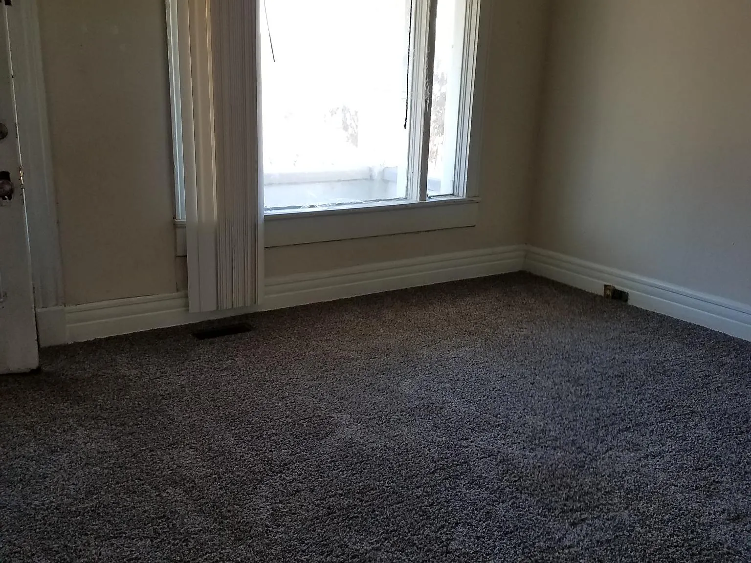 947 Swan St — Photo 3