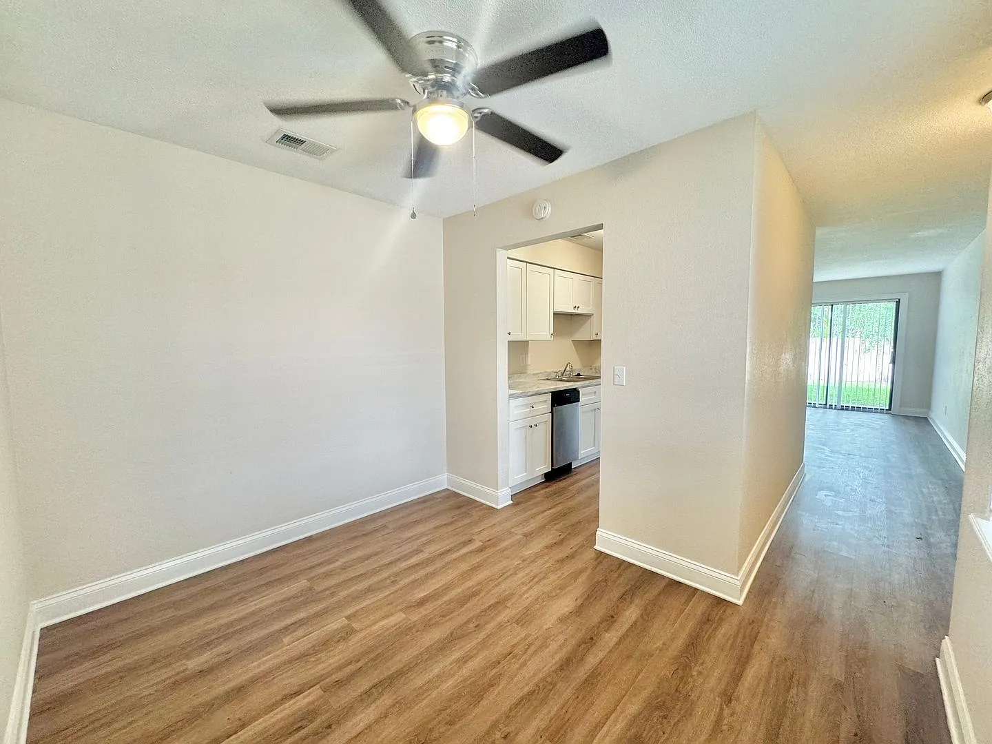 Apartment - Right off Cypress Gardens Blvd! — Photo 4