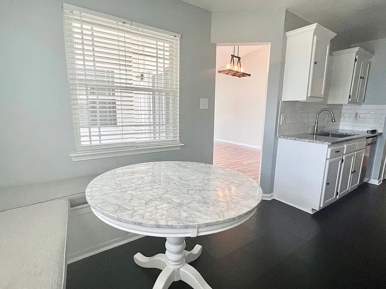 943 Chigwell Rd — Photo 6