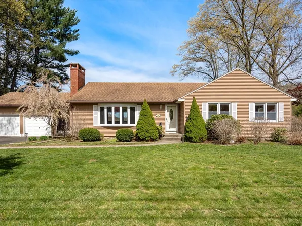 29 Llewellyn Dr, Westfield, MA 01085