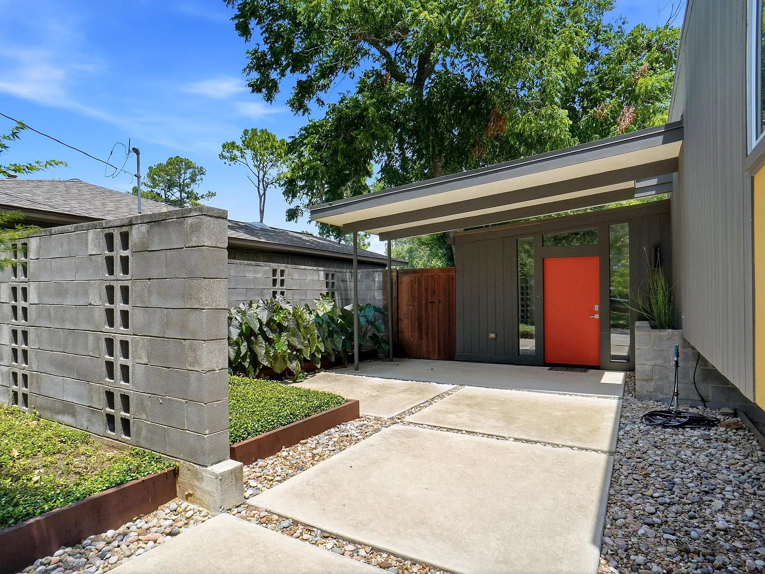 3 bed, 1967 sqft, $2,975 — Photo 2