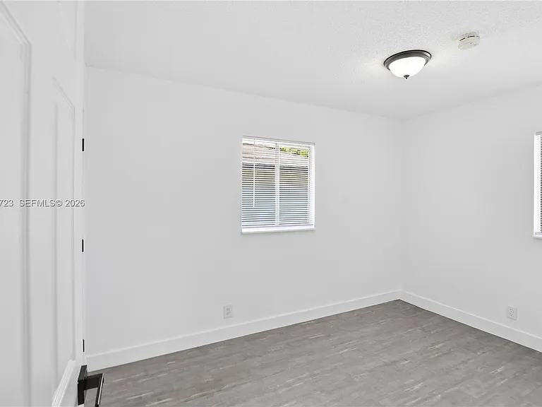 921 NW 5th Ave — Photo 13