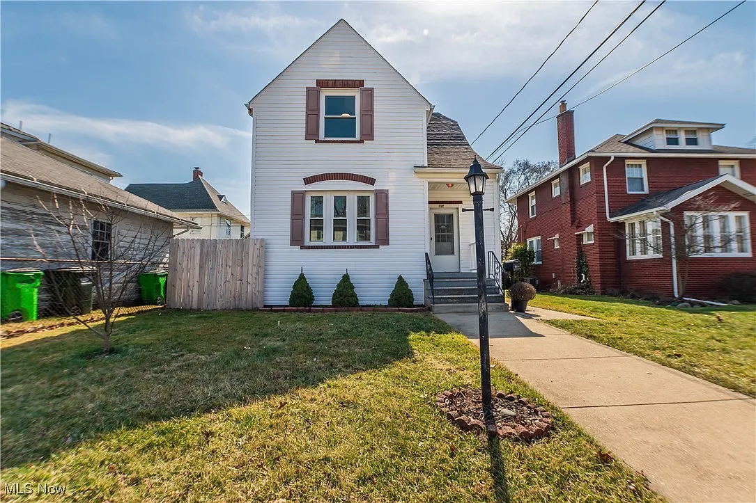 1055 Oakwood Ave NE photo 1