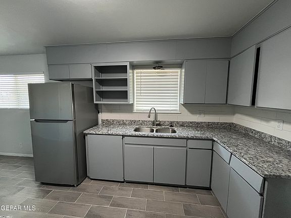 3rd image of 5833 Pompano Ave