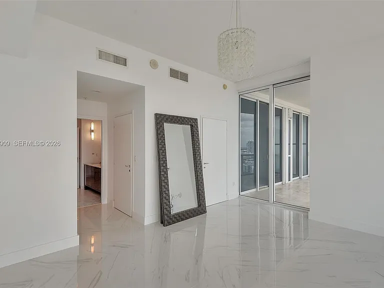 50 S Pointe Dr #2007 — Photo 30