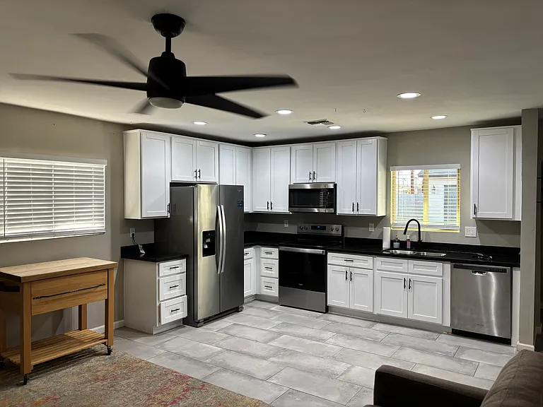2202 E Cambridge Ave — Photo 2