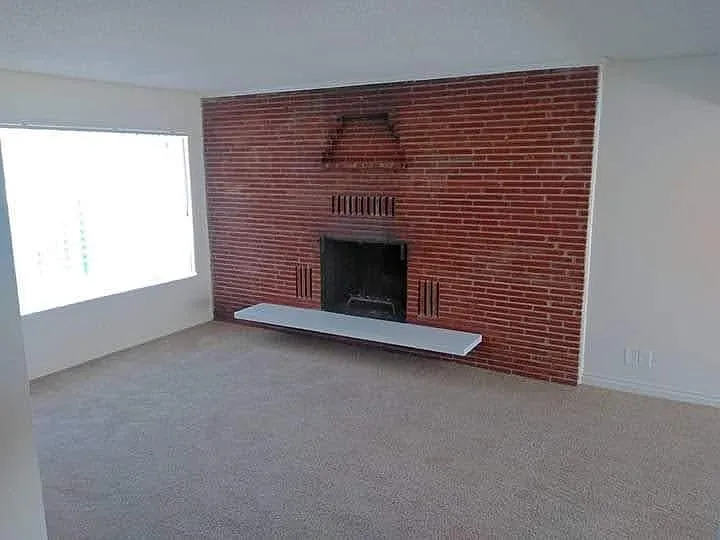 Living room w/ fireplace