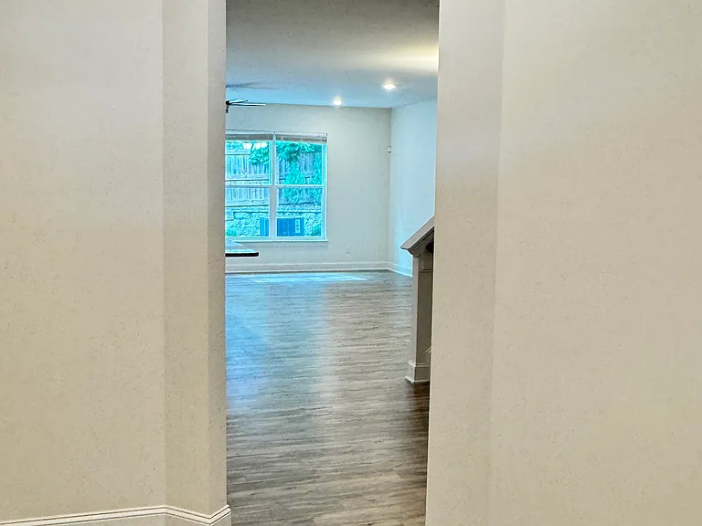 409 Lionel St — Photo 9