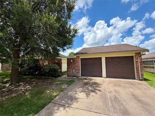 422 W Castle Harbour Dr, Friendswood, TX 77546
