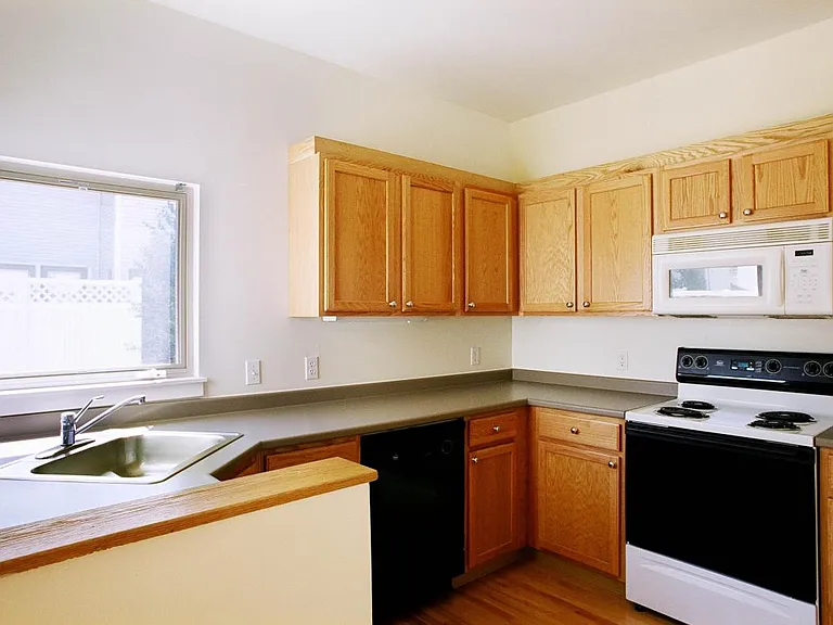 251 Carron St — Photo 4