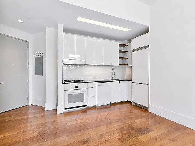 10-17 Jackson Ave #2E — Photo 2