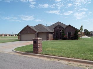 49 Mulberry St, Clinton, OK 73601