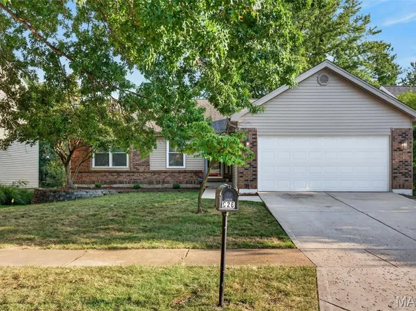 926 Oakwood Farms Ln, Ballwin, MO 63021