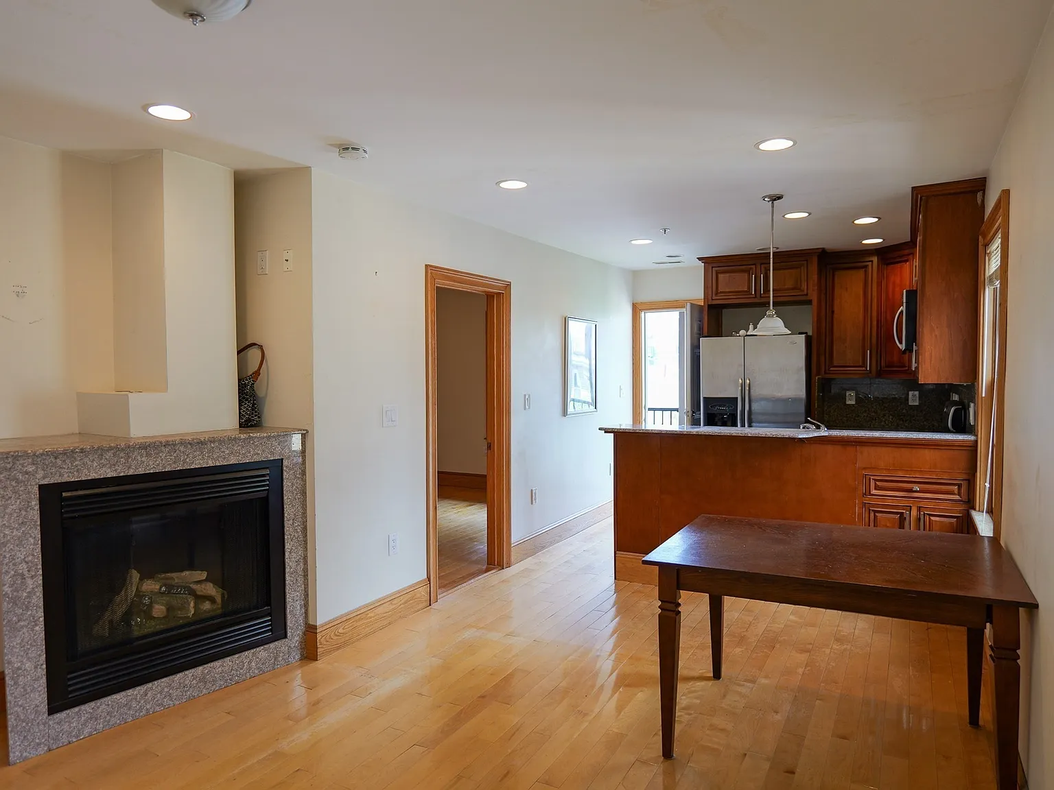 3 bed, 2.0 bath, 1200 sqft, $4,200 — Photo 3