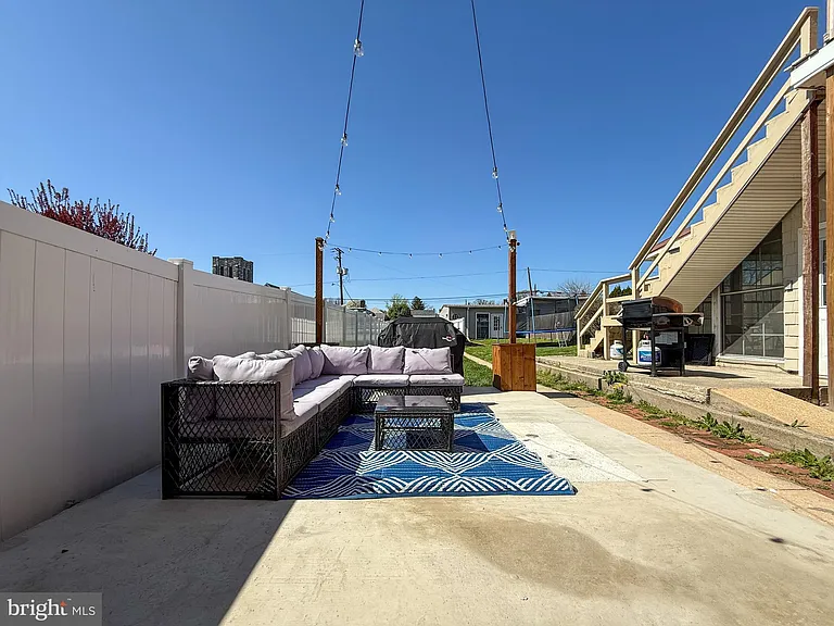 521 Locust St — Photo 17