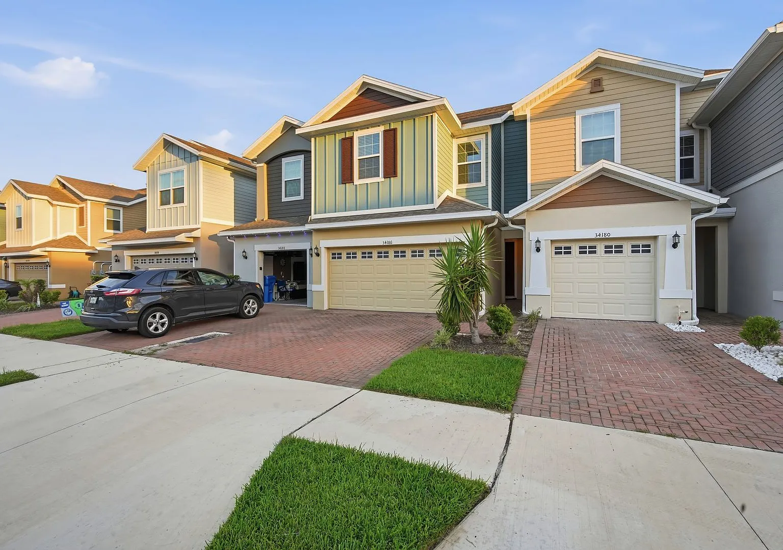 Well laid out 3 BDS/ 2.5 Bths Townhome with many upgrades centrally located! — Photo 2