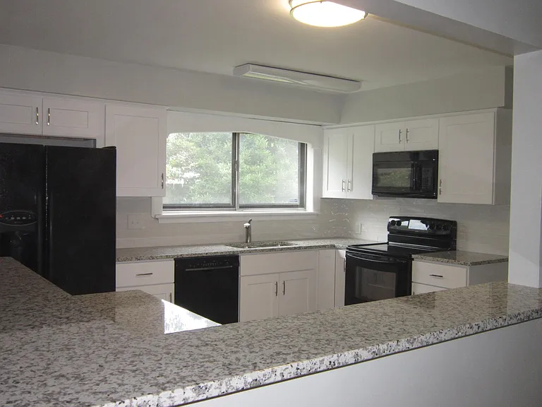 521 Greencastle Ln — Photo 2