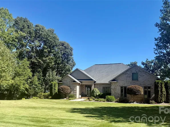 3715 Foxboro Ln NE, Hickory, NC 28601