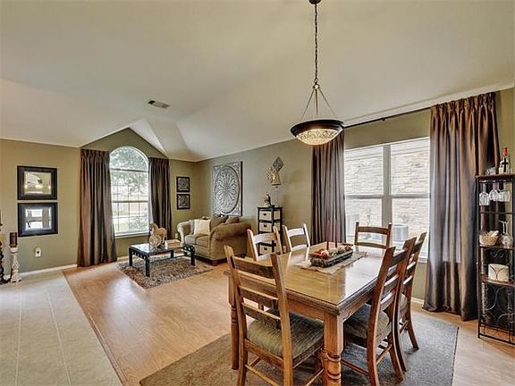 4th image of 112 Castle Dr