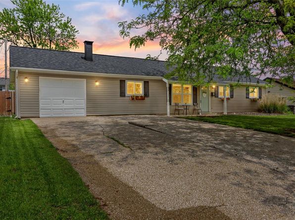 413 Saint John Dr, O'Fallon, MO 63366