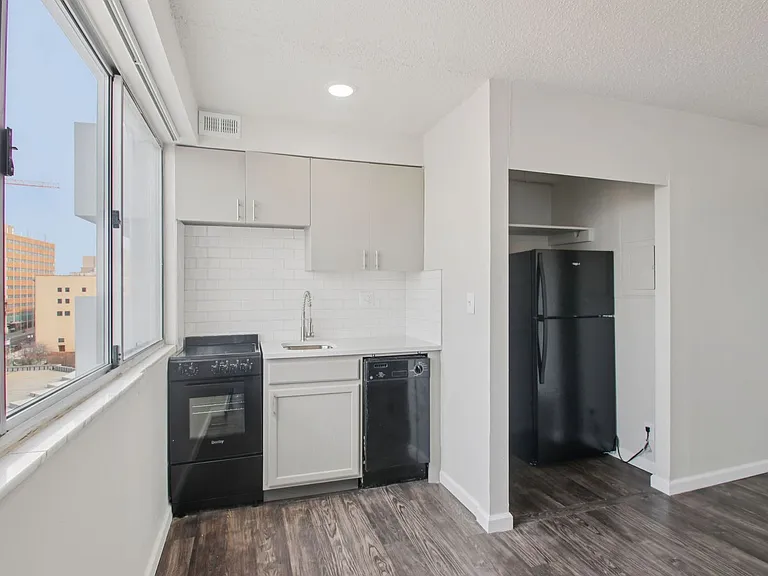 The Regency Apartments — Photo 39
