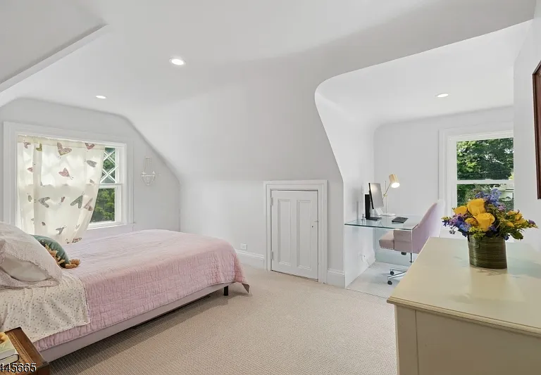 40 Oakwood Ave — Photo 28