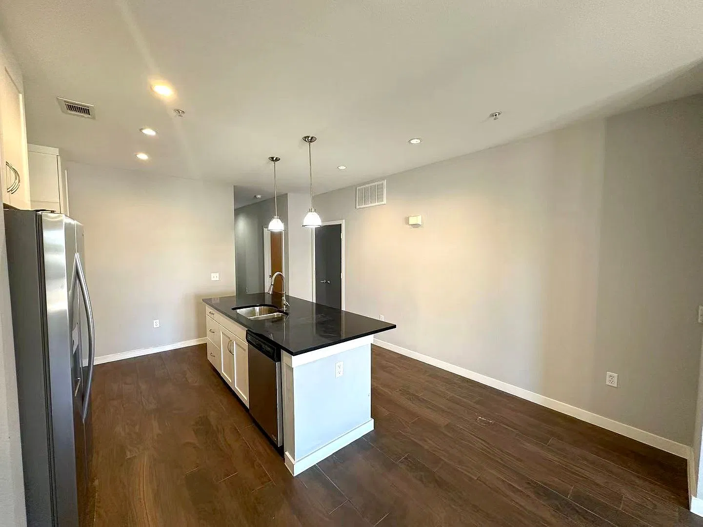 Modern 2-Bed, 2-Bath Apartment Near SMU! — Photo 4