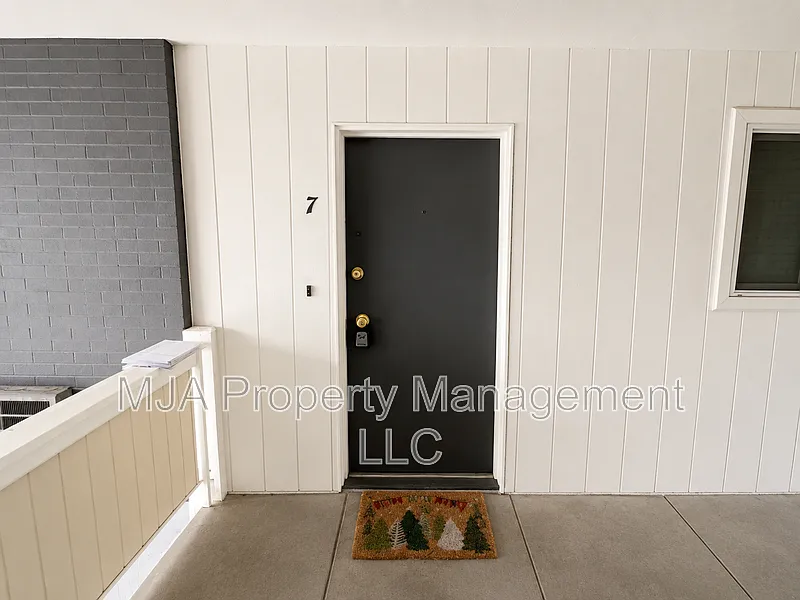 2 bed, 1.0 bath, 965 sqft, $1,125 — Photo 2