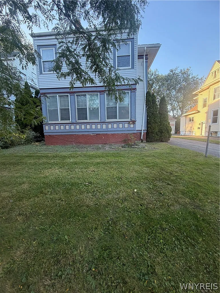 3 bed, 1.0 bath, 3509 sqft, $2,000 — Photo 1