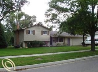 215 Airport Dr, Holly, MI